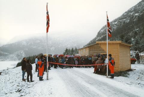 Takksemda for vegen var stor i alle bygdene. Snøver og kulde hindra ikkje at folk møtte fram på opningsdagen 11. desember 1993. 

 