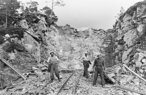 Anleggsarbeid på vegen frå Svelgen til Langeneset i 1958. 