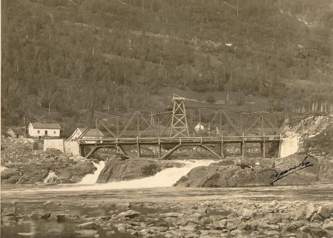 Det høyrer elles med til historia at kommunen ville ha nemninga bru, men vegvesenet kalla brua "Naustdal Bro". I dag går den nye brua, bygd i 1973, heilt nede ved elveosen. 