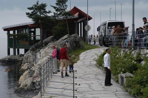 Mannheller er blitt ein møteplass for turistar om sommaren. "Her ser vi utsiktsplass med gjerde og benker. Huset i bakgrunnen er servicebygget. Strandsonen blir berørt særdeles skånsomt, samtidig som anleggene ikkje "undskylder seg selv", men tvert i mot har fått en dristig kunstnerisk utforming", heiter det i juryen si innstilling. 