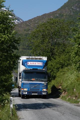 Fleire stykke på vegen Skei-Lunde hadde så seint som i 2004 berre eitt køyrefelt. Først i 2006 var det tofeltsveg på heile strekninga Fjærland-Skei.



