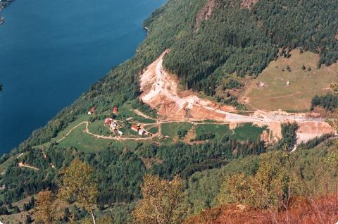 Frå bygginga av vegen over Berge i 1993. Her vart det og sprengd ut til ein rasteplass. Med masse frå Frudalstunnelen vart det seinare bygd veg ned til garden Bjåstad og sjøen.  

