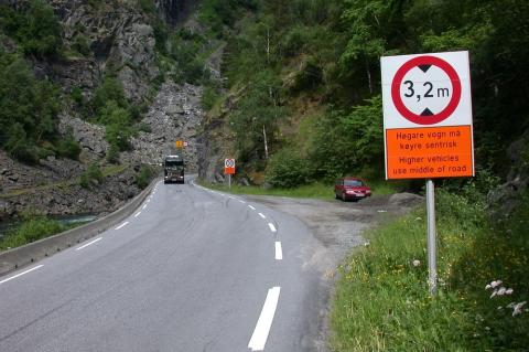 Køyr sentrisk, midt i vegen, i sneglefart! Smalt parti med  låg tunnel ved Seltunåsen, kring 2 km nedom Husum. Her har mang ein trailersjåfør og  sjåfør med campingvogn hatt nervepirrande erfaringar. I dag går vegen gjennom Seltatunnelen, ferdig i 2003. Gamlevegen vert halden velike som turistattraksjon. 

 