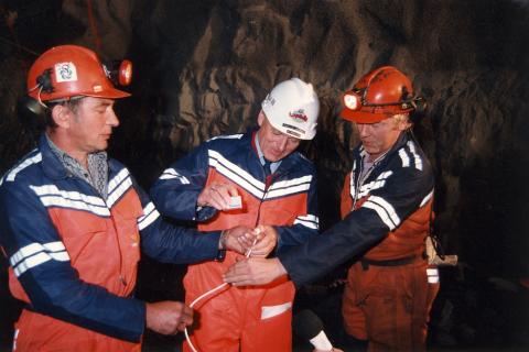 Her tenner vegdirektør Eskild Jensen lunta for siste salve på den gong Noregs lengste vegtunnel. Gudvangatunnelen hadde gjennomslag 7. september 1990, seks år etter arbeidsstart. Vegdirektøren får hjelp av tunnelbas Per Lunde (th) og tunnelarbeidar Bjørn Akse (tv).

 