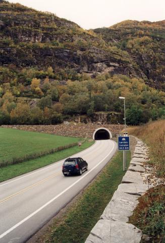 Lærdalstunnelen i Aurland. Nokre nøkkeldatoar:<br />
1975: Stortinget vedtok at stamvegen mellom Bergen og Oslo skulle gå over Filefjell.<br /> 1992: Stortinget stadfesta vedtaket. Vegen skulle gå i tunnel mellom Lærdal og Aurland.<br />
15. mars 1995: Drivinga starta.<br />
3. september 1999: Gjennomslag.<br />
27. november 2000: Kongeleg opning. 
