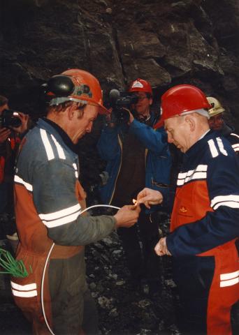 15. mars 1995. Vegdirektør Olav Søfteland fekk æra av  å tenna lunta til den første salva på Aurlands-sida der Statens vegvesen hadde tunnelentreprisen. Helge Kvamme, skytebas, assisterer.