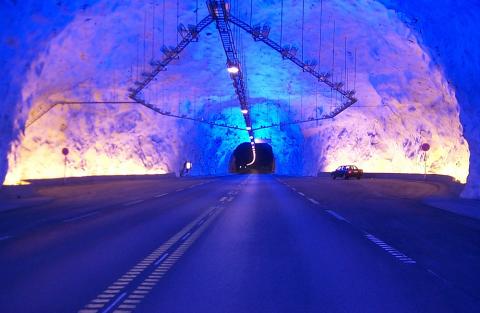 For å skapa ein illusjon av morgonstemning er dei tre hallane i Lærdalstunnelen lyssette på ein litt spesiell måte. Når du køyrer føler du at dagslyset siv inn gjennom ei opning i tunnelen, og eit mjukt kvitt lys langs tunnelgolvet gjer eit inntrykk av ei oppgåande morgonsol. Effekten er skapt gjennom at tak og vegger i hallane vart måla med ei spesialmåling av kvitt steinstøv som reflekterer lyset frå blå lyskjelder. Dette lyser opp mot taket og gule lyskjelder kastar lys opp etter veggene. SINTEF ...