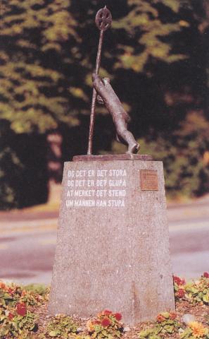 Skulpturen <b>Merkesmannen</b> på torget på Vossevangen er laga av bilethoggaren Lars Fletre. 
