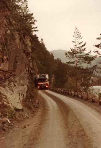 Frå Skredestranda i 1983. Den gamle vegen frå perioden 1904-15 var berre  3,5 m brei, somme stader innsnevra til 2,5 m, der dei ikkje hadde hatt råd til å byggja breiare.