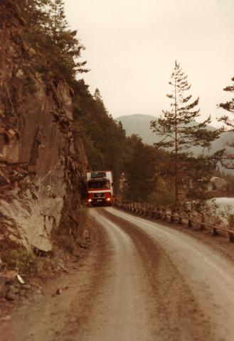 Frå Skredestranda i 1983. Den gamle vegen frå perioden 1904-15 var berre  3,5 m brei, somme stader innsnevra til 2,5 m, der dei ikkje hadde hatt råd til å byggja breiare.