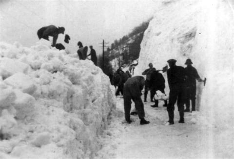 Når snøskreda gjekk langs Skredestranda, móka dei vegen for hand på 1950-talet. 