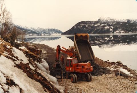 Omleggjing og utbetring av vegen langs Skredestranda.