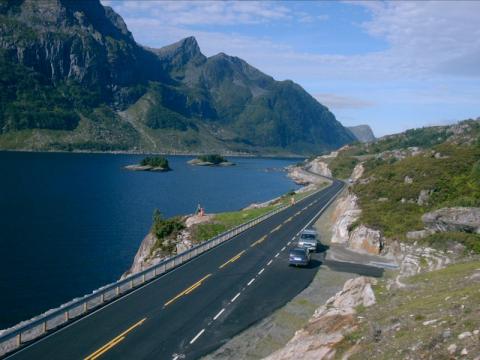 Dette er den nybygde vegen på Rugsundøya mellom Krakeviktunnelen og Haukedalstunnelen (bak svingen). Den kvasse toppen på Bremangerlandet på sørsida av Skatestraumen er Nonsnakken (550 moh.) som ligg over Hunskår og Klubben lenger ute. 