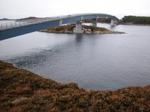 Brua over Indre Melværsund ein månad før ho vart opna i 2003. Brukonstruksjonane var prefabrikerte i store seksjonar, og vart monterte på anleggstaden med hjelp av store kranfartøy. 

