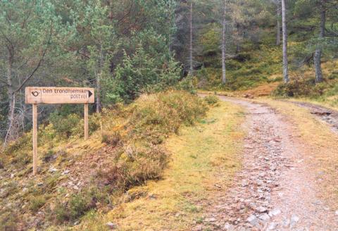 Fleire stader er Den trondhjemske postvei skilta. Dette skiltet står på Utvik-sida av Utvikfjellet.