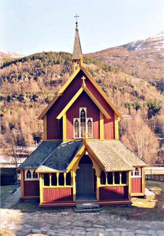 Borgund-kyrkjene er dei høgstliggjande i fylket, kring 420 m o.h., og mellom dei som ligg lengst frå sjøen. Men slik dei ligg, like ved den viktigaste ferdsleåra mellom Austlandet og Vestlandet, har trafikken alltid vore stor her. I dag er det biltrafikken på E-16 ein høyrer og ser, men Kongevegen, Sverrestigen og Vindhellavegen er alle namn med sus i som vitnar om ei lang samferdslehistorie.