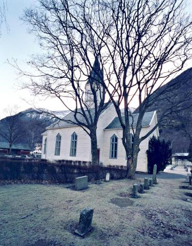 Då ein skulle byggje ny kyrkje på Tønjum var det viktig at ho måtte tola sterk vind. Den førre bles over ende i 1823.