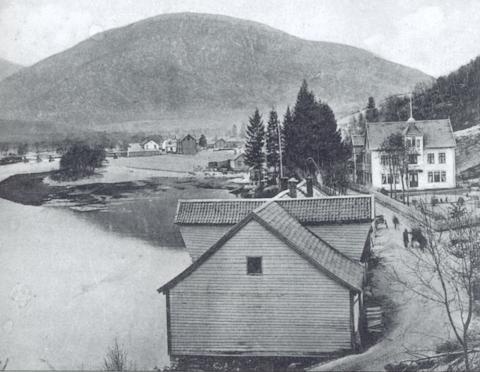 Hafstad Hotell vart mykje fotografert av tilreisande fotografar, m.a. Knud Knudsen og Axel Lindahl. Mannen bak dette gamle fotoet frå 1890-talet er likevel ukjend.