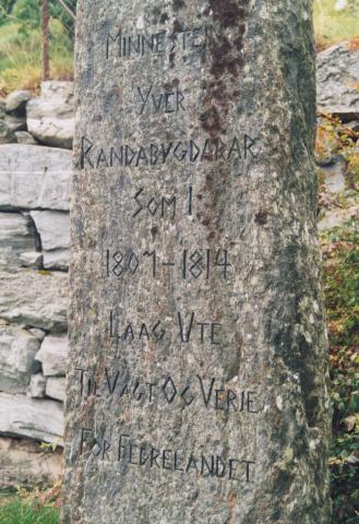 Innskrifta vitnar om godt handverk og ein god bergart å arbeida i. Elias R. Åland og Jens A. Rand stod for arbeidet.
