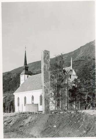 Minnesteinen i 1960, same året som han vart reist. Steinen vart kila ut or fjellet like ved riksvegen på Lund, køyrd fram til plassen med lastebilen til Ingebrikt Naustdal, og sett opp ved hjelp av stubbebrytar.