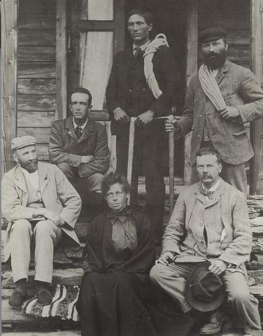 Kjende fjellfolk på trappa til Turtagrø Hotell 9. august 1900. Framme frå venstre: William C. Slingsby, Therese Bertheu og George Percival Baker. Bak frå venstre: Howard Priestman, Elias Monsson Hogrenning og Ole Berge.
