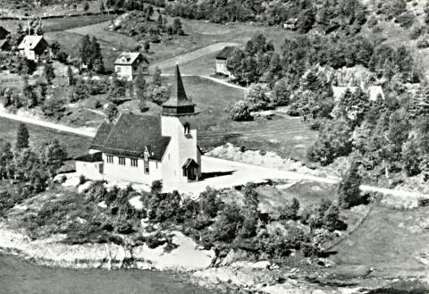 Dagens kyrkje i Sørbøvåg vart vigsla 18 år etter at den førre kyrkja brann ned. Når sjølve kyrkjenamnet vart verande Øn, er forklaringa at soknet har hatt same namnet i 700 år. Kyrkja er plassert med inngang frå aust og koret mot vest. Slik vart ho bygd av reint praktiske omsyn.
