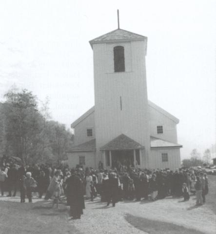 Kjølsdalen kyrkje er ein kopi av Hildrestrand kyrkje på Møre. Riksarkitekt Hans Fredrik Crawfurd-Jensen (1882-1947) stilte teikningane gratis til disposisjon.