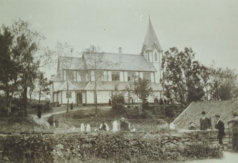 Kyrkja, som stod ferdig i 1873 og brann ned juledagsmorgon 1951, var ein staseleg bygning. Ho var teikna av arkitekt Eilert Christian Brodtkorp Christie og var nesten heilt lik Kyrkjebø kyrkje.