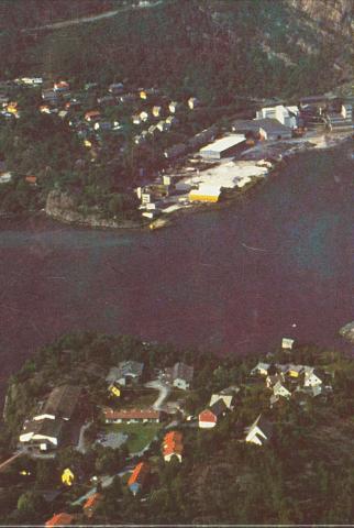 Svelgen kapell er bygt på ein stad som nok var meir synleg i terrenget for 40 år sidan enn i dag. Vegen som fører dit er bratt og smal, og kunne gjerne vore nytta som illustrasjon på prosessen folket i industristaden måtte gjennom før gudshuset kom på plass. "Men trong er den porten og smal er den vegen som fører til livet, og få er dei som finn han" (Matt. 7,14).