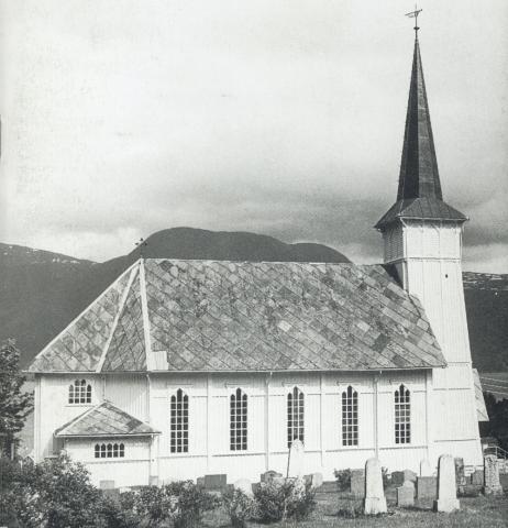 Solvorn kyrkje er den største av dei 12 kyrkjene i Luster kommune. Her er det høgt under taket.  Fem store vindauge på kvar side i skipet gir rikeleg med lys i kyrkjerommet.
