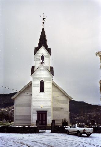Stolt og fager ruvar Hafslo kyrkje like ved Hafslovatnet. Nærast frå kvart einaste gardstun i heile bygda kan ein sjå kyrkja eller tårnet.