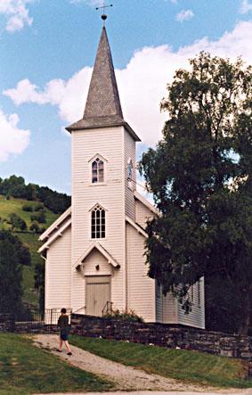 Fet kyrkje står på staden der den gamle etter planen skulle flyttast, 100 meter vest for den tidlegare kyrkjetomta. Årsaka til skiftet var at grunnen under gamlekyrkja faktisk var så dårleg at delar av kyrkja sokk.
