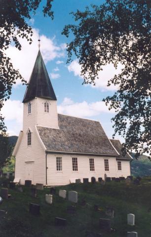 Sjølv om Joranger kyrkje ikkje er stor, har ho på avstand noko høgreist og majestetisk over seg, der ho står på eit høgdedrag med utsyn mot Lustrafjorden. Her har det truleg stått kyrkje i nær tusen år. Kor lenge veit ein ikkje sikkert.