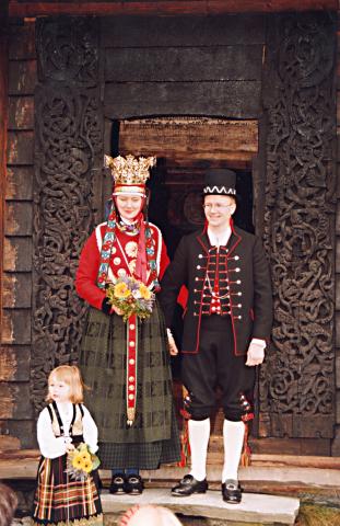 Anne Margrete og Petter Stenstadvold gifte seg i Gaupne gamle kyrkje 15. august 1998. Her står dei framfor den særmerkte portalen til kyrkja. I dag vernar to ytterdører den gamle portalen mot vêr og vind.
