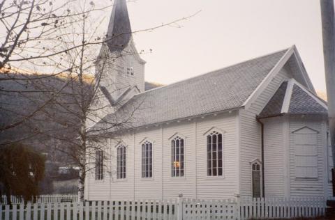 Dagens kyrkje i Fortun er ei tradisjonell langkyrkje, slik dei vart bygde på andre halvdel av 1800-talet.