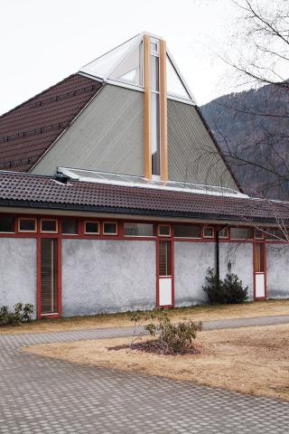 Taket på kyrkja er ein skeiv pyramide inspirert av Ryssdalshornet, eit av dei flottaste utsiktspunkta i Gloppen.
