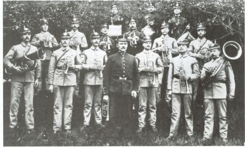 Militærkorps på Nordfjordeid ekserserplass, musikk-korpset til 1. korps (Fjordane).