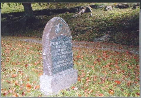 Urna vart nedsett under gravferda 19. oktober 1945. To marinegastar bar urna frå kyrkja, knelte og sette ho ned i grava. På gravminnet står:<br />
OLUF INGEBRIGTSEN * AARSHEIM * født 24/12/1898 * omkom ved krigsforlis * 15/9/1941 * Elsket og savnet * Farvel kjære broder