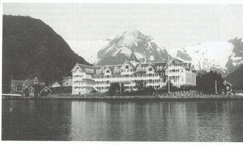 Anders O. Korsvold var byggmeister då den store utvidinga av Kviknes's Hotell i 1912-1913 vart utført. Han døydde i oktober 1912 midt under dette arbeidet. Hotellet stod klart til sommaren 1913.
