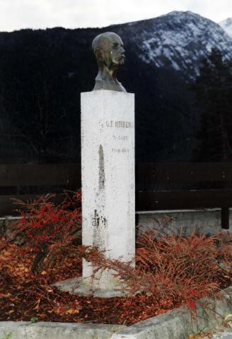 Heiberg-minnesmerket er ei byste i støypt bronse plassert på postament i lys granitt. Det vart reist i Heiberg-tunet i Amla 1951 og flytta til det nye muesums-anlegget kort tid etter 1980. 