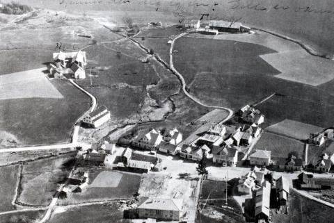 Hafslo sentrum 1955. Attmed vegen til garden Moe, midt på biletet til venstre, ligg det gamle bedehuset med sitt sereigne eksteriør. 