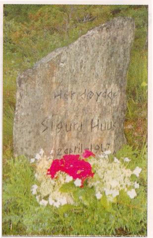 Minnesteinen på staden Sigurd Huus døydde. Det står innhogge: Her døydde * Sigurd Huus * 2. april - 1967<br />
Kvart år sidan har det vorte lagt ned blomar ved steinen.