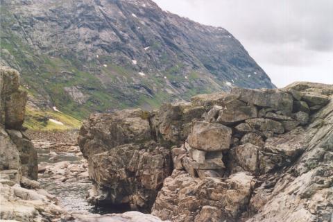 Rett ovanom betongbrua bygd i 1980-åra går elva gjennom eit låg og trangt gjel. (Biletet er teke med utsyn nedover.) Til høgre på biletet viser restar etter oppmuring for ei eldre bru.