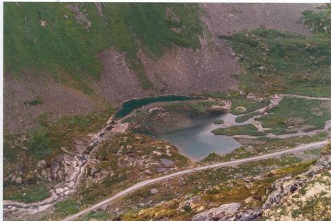 I skildringa av vossingen som miste 18 geiter i 1872, står det at han prøvde å ta seg over "et Vand Høiere oppe". Det ligg to småvatn om lag ein km ovanom brustaden.