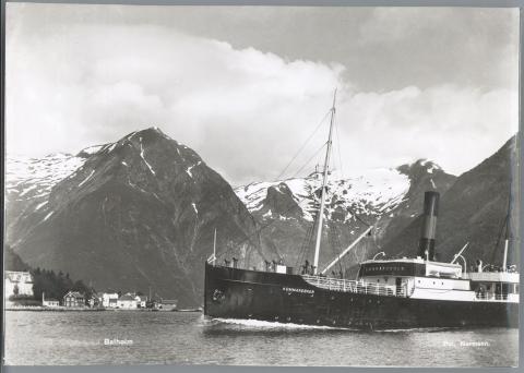 Somme skipsnamn har gått i arv. Både "Framnæs" og "Hornelen" har vore brukte om att, og det same er tilfelle med "Kommandøren". Den fyrste "Kommandøren" (på biletet ved Balestrand med fjella opp frå Esefjorden som bakgrunn) vart levert frå Akers mekaniske verksted i 1891, seinare ombygd to gonger, i 1910 og 1930. Båten gjekk på grunn ved Alversund 8. februar 1945, men vart berga og lagd i opplag i Bergen. Den fyrste "Kommandøren" enda sine dagar for godt medan båten låg i opplag. Ein full sjømann på...