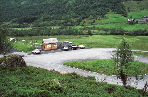 Mur av naturstein er eit vesentleg element på rasteplassen. Bruk av naturstein går òg att på nyare rasteplassar ved vegar og ferjekaiar. 
