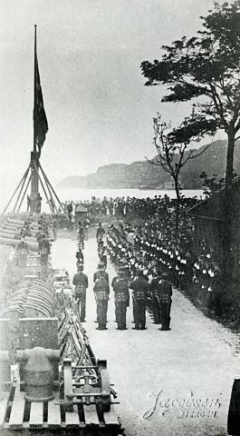 Flaggskifte på Bergenhus festning 9. juni 1905. Karl Birknes (Gåta) frå Gulen, mannskap på D/S Raftsund, fekk høve til å sjå på.