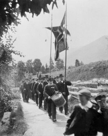 Bilete frå folkerøystinga i Balestrand 13. august teke i samband med at det norske folk skulle seia ja eller nei til oppløysinga av unionen som hadde funne stad ved Stortinget sitt vedtak 7. juni. I spissen av toget ser vi Ole Vestrheim som slår på tamburtromme.