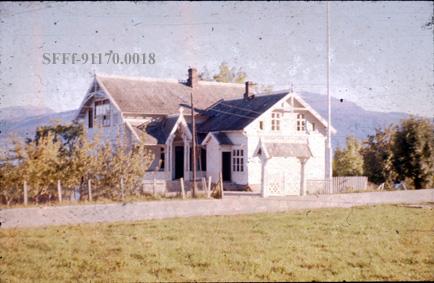 Gamle Sagatun skule sett frå vegen mot hovudinngangen. Skulen vart opna i 1905 og var i bruk til ny skule kom på Kreklingen i 1983. Porten mot vegen og arkane i sveitserstil vart rivne ned - truleg i 1960-åra. Bygget vart oppført av byggmeister John J. Hove.