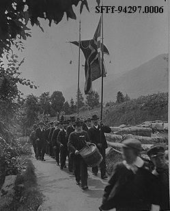 Balestrand 13. august 1905. Tog i samband med folkerøystinga. Fremst i toget går Ola Vestreim med tromme. 